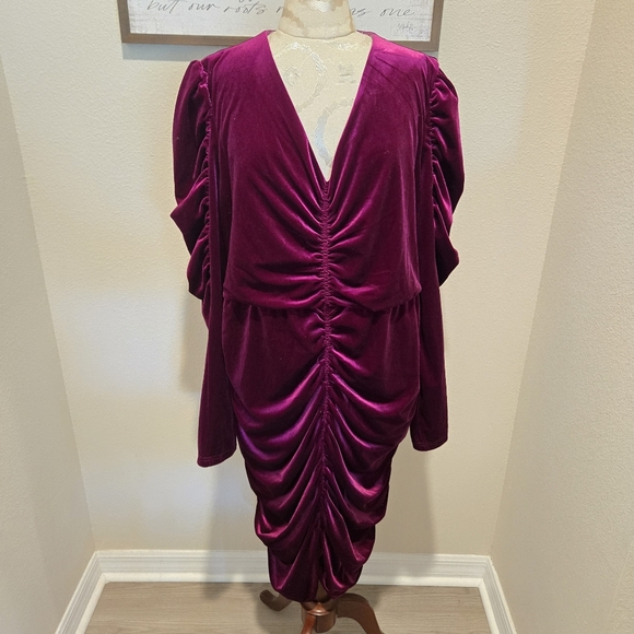 Ivy City Co Juliet Ruched Velvet Dress, Size 1X - Picture 3 of 9